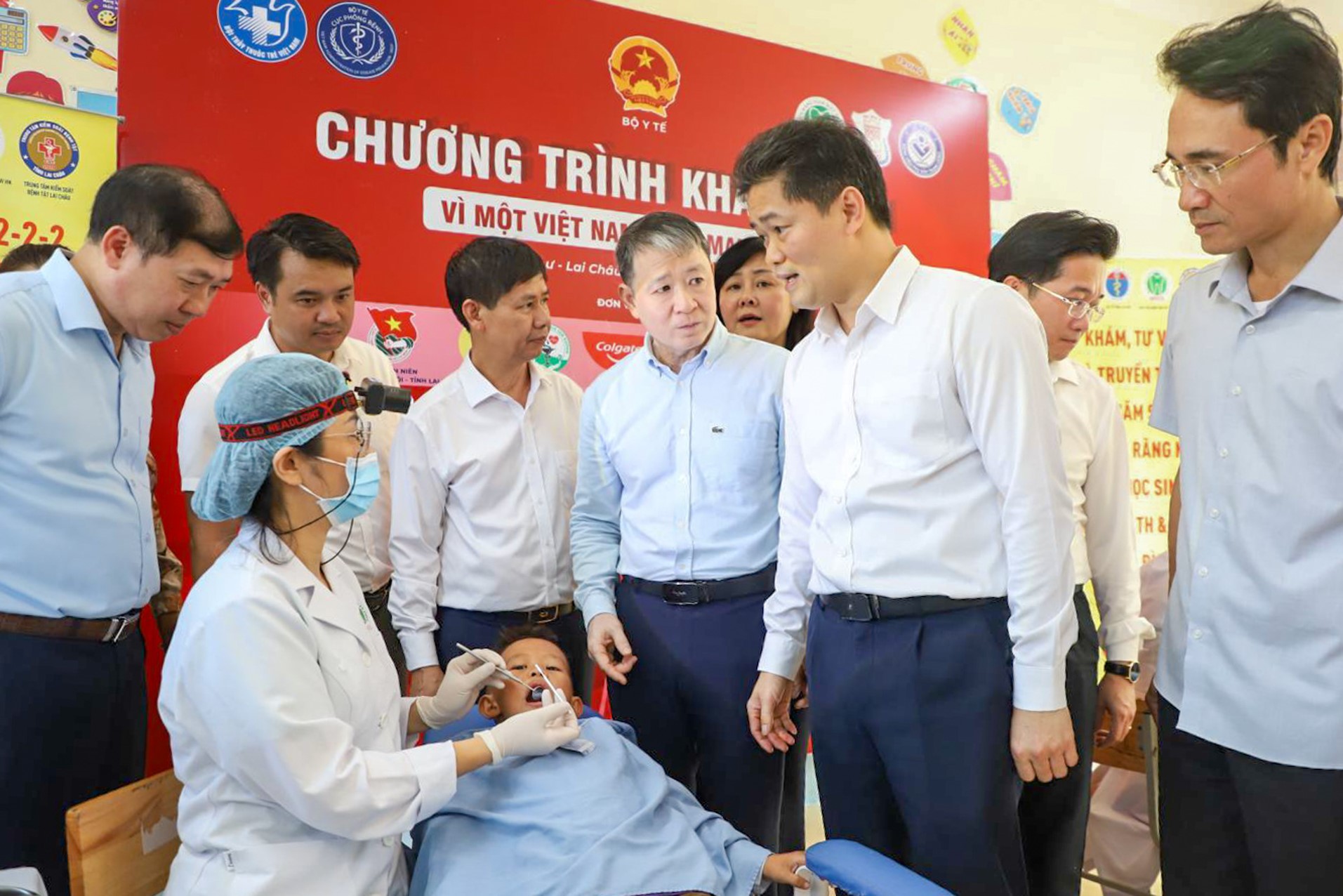 Thứ trưởng Thường trực Vũ Mạnh Hà cùng Đoàn công tác thăm điểm khám tại trường tiểu học Sơn Bình